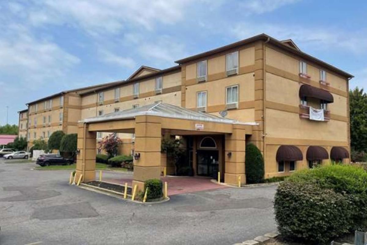 La Quinta Inn & Suites By Wyndham Memphis I-240 Exterior photo